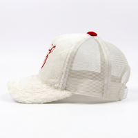 Gorra Trucker Personalizada de 5 Paneles con Visera Curva, Forro de Felpa Crema, Logotipo Bordado, Parte Trasera de Malla y Botón Rojo Vintage
