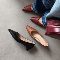 Chaussures habillées vintage en cuir faites à la main pour femmes, à talon bas et bout pointu, talon carré, personnalisables OEM ODM, chaussures de bureau à enfiler pour femmes