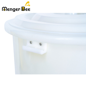 Extractor de Miel Manual Americano MengerBee de 2 Cuadros, Cesta Interior Galvanizada, Diámetro del Barril de 35 cm, 1 Año de Garantía - Product Image 6