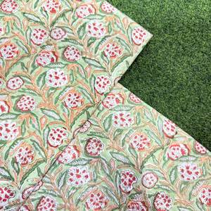 Tela de Algodón Estampada a Mano con Motivo Floral de Enredadera en Verde Menta y Coral, Estampado Floral Botánico en Verde Menta y Melocotón-Coral - Product Image 2