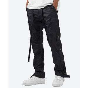 Pantaloni da uomo personalizzati in nylon nero con coulisse in vita con bottoni automatici dettaglio cerniera laterale pantaloni cargo aderenti