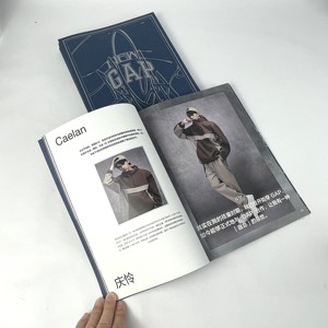 <span class=keywords><strong>Catálogo</strong></span> corporativo personalizado <span class=keywords><strong>de</strong></span> alta gama <span class=keywords><strong>catálogo</strong></span> <span class=keywords><strong>de</strong></span> productos <span class=keywords><strong>de</strong></span> tarjetas <span class=keywords><strong>de</strong></span> arte azul marino con impresión Pantone plateada y encuadernación <span class=keywords><strong>de</strong></span> hilos - Product Image 1