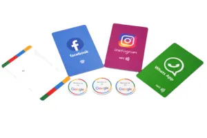 Muestra gratis personalizada 13,56 MHz RFID NFC tarjeta impermeable PVC y PET QR Tap para negocios Ins en Facebook TikTok Google Review