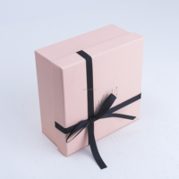 Boîte cadeau rigide finition mate avec nœud en ruban contrastant et impression UV, emballage haut de gamme pour bijoux, parfums, cosmétiques