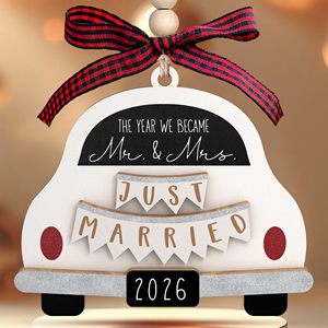 Adorno de Madera de Doble Capa para Coche con Letrero 'Recién Casados' y Personalización de Año para Recuerdo de Boda o Decoración de Árbol de Navidad - Product Image 4