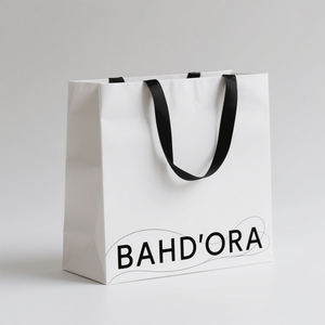 Sac en papier blanc de luxe de haute qualité, matériaux recyclés écologiques pour cosmétiques, chaussures, fourrures, emballage en papier blanc avec logo personnalisé - Product Image 1