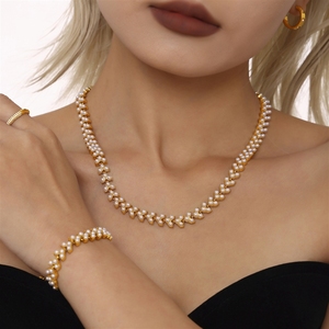 Collana con Perline Misteriosa ed Elegante in Acciaio Inossidabile Placcato Oro 18K PVD, Set Bracciale Principessa - Product Image 3