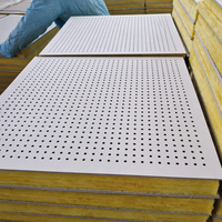 Panneau de plafond acoustique perforé en carton-plâtre avec revêtement en papier, absorbant le son, pour la décoration intérieure des bureaux et des hôtels