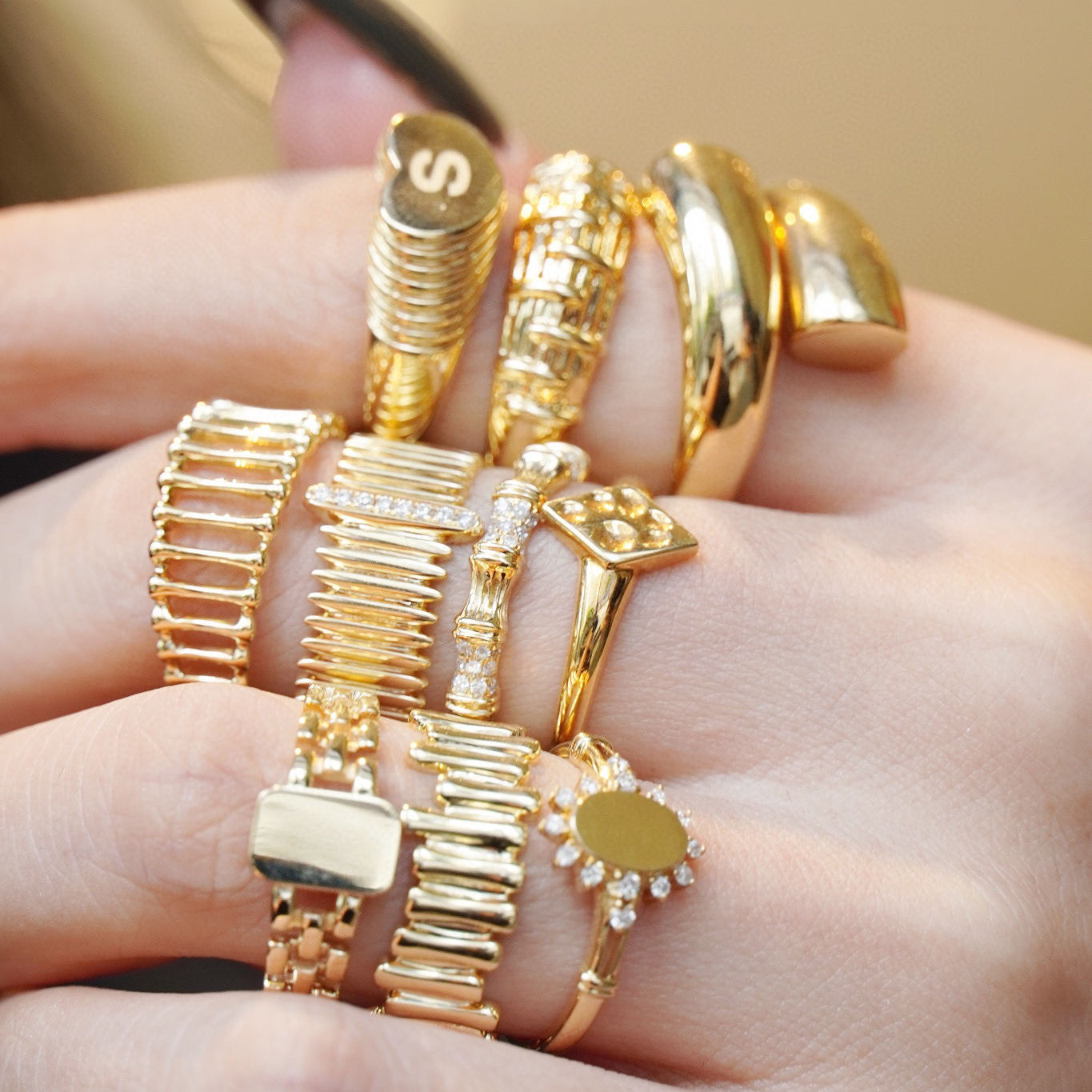 New Gold Ring Models for Women Luxurious Stylish - Main Image