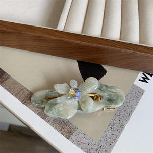 กิ๊บติดผมน่ารักหวานๆ ลายดอกไม้ ทำจากอะซิเตท สำหรับผู้หญิง ใช้หนีบผมด้านข้างได้หลากหลายแบบ กิ๊บหนีบผมทรงปากเป็ด เครื่องประดับผม - Product Image 4