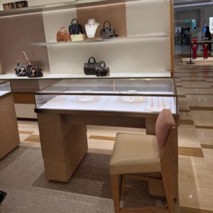 ชั้นวางรองเท้าติดผนังไม้ดีไซน์ทันสมัยสำหรับร้านค้า <span class=keywords><strong>ONI</strong></span> Shopfitting พร้อมเคาน์เตอร์โชว์กระเป๋าแบบกำหนดเองได้ - Product Image 1