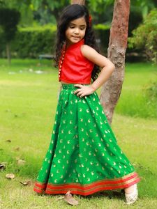 Conjunto de Ropa Étnica para Niñas Twisha, Estilo Incut, Top con Diseño de Chevron y Ghagra Estampada en Rojo y Verde, para Festivales - Product Image 4