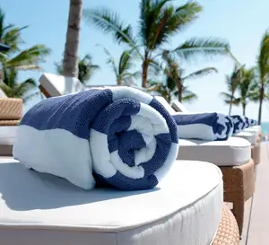 Toalla de playa de piscina rayada color azul y blanco algodón con logotipo personalizado para hotel resort