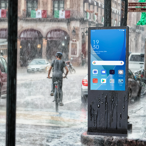 Totem Digitale da Esterno EMC per Ascensori, Smart TV LED LCD Touch Screen per Stazioni Autobus, Impermeabile con Riscaldamento e Raffreddamento Automatico - Product Image 1