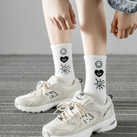 Chaussettes de sport en coton respirant pour couples, noires et blanches, avec motifs de dessins animés amusants, style skateboard, vente en gros
