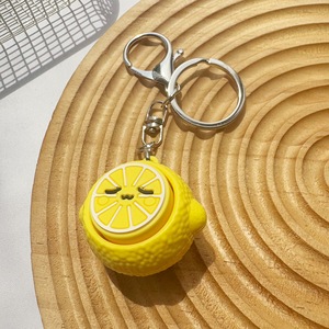 Llavero con botón antiestrés de la serie de frutas simuladas originales, pequeño colgante de dibujos animados de PVC con forma de melocotón y limón, juguete para mochila - Product Image 4