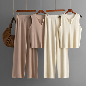 ชุดเซ็ตสองชิ้นลำลองสำหรับผู้หญิง เสื้อถักคอวีแขนกุด กางเกงขายาวทรงกว้าง ลายเรียบ ชุดแฟชั่นฤดูร้อน - Product Image 1