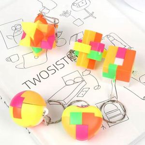 Mini-porte-clés en plastique en forme de casse-tête Kongming, jouets créatifs nostalgiques à assembler - Product Image 4