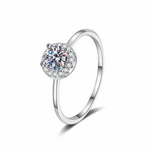 MOQ 1 Bague de fiançailles en argent sterling S925 avec diamant rond en moissanite VVs1 0,5 carat pour femme - Product Image 1