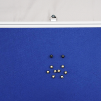 Tablero de anuncios de tela azul con logotipo personalizado, marco de aluminio de 45x60 cm, material de corcho para reuniones de oficina y exhibición de mensajes