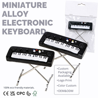 Piano électronique miniature en alliage noir 1:12 pour maison de poupée, personnalisé, en gros, ODM, OEM, avec support en X et accessoire d'affichage musical