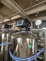 Équipement de traitement d'eau industrielle personnalisé 2000 Lph, système d'osmose inverse, purificateur UV PLC, machine de filtration RO, pompe