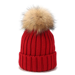 Chapeau d'hiver unisexe en acrylique doux et confortable avec <span class=keywords><strong>pompon</strong></span> pour hommes et femmes caractéristique commune pour le voyage vente en gros <span class=keywords><strong>pas</strong></span> <span class=keywords><strong>cher</strong></span> - Product Image 4