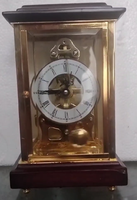 Horloge de bureau squelette à pendule frontal en laiton doré style français, avec boîtier en bois et répétiteur 7 jours, sur base en bois