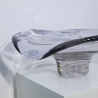 Collection d'objets en verre artistique Améthyste à bords frisés, comprenant un vase en verre à bord ondulé fait main et un plateau de service pour la décoration intérieure
