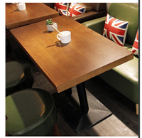 Anpassbarer Massivholz-Esstisch mit Eisenbeinen im Retro-Nostalgie-Design für Restaurants, Cafés & Mehr - Gewerbliche Nutzung