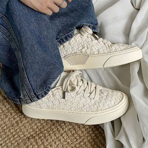 รองเท้าผ้าใบถักแบบระบายอากาศ รุ่นใหม่ปี 2025 สีพื้น รองเท้าผ้าใบผู้ชายและผู้หญิง รองเท้าคู่รัก รองเท้าลำลอง - Product Image 4