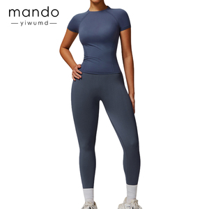 Conjunto de mallas de compresión de manga larga con estampado de camiseta para mujer, suave, elástico, sin costuras, fruncido en la espalda, transpirable, de secado rápido para correr - Product Image 3