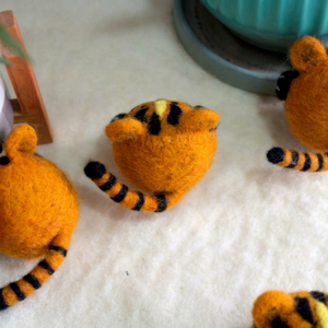 Mini Decoraciones de Tigre de Fieltro y Lana, Juguetes Redondos de Punto Coloridos para Niños - Product Image 4