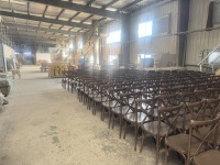 Chaise en bois courbé empilable à dossier croisé en noyer, populaire pour les mariages et événements, avec coussin en rotin, vente en gros