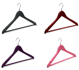 <span class=keywords><strong>Cintre</strong></span> en bois <span class=keywords><strong>vert</strong></span> avec revêtement en caoutchouc personnalisé Cintres noirs pour vêtements - Product Image 3