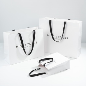 Tas Belanja Kertas Putih Lipack Mewah Berlapis Emas Matte Embossed, Tas Hadiah Butik, Tas Custom Cetak dengan Logo untuk Kemasan - Product Image 4