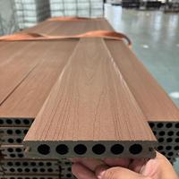 Dalles de terrasse extérieures modernes en WPC co-extrudé, antidérapantes, imperméables, écologiques, avec grain de bois de teck - Origine Shandong