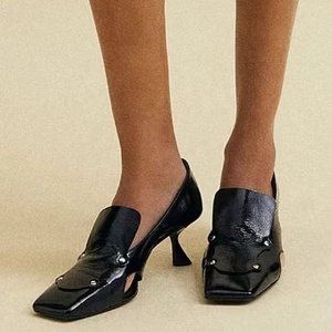 Sandalias de tacón bajo y fino con diseño retro y punta cuadrada para mujer, con tachuelas metálicas y aberturas laterales, estilo retro para vestir. - Product Image 3