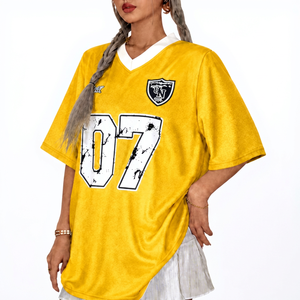 Camiseta de fútbol oversize Y2K personalizada para mujer, con estampado gráfico de malla, cuello en V, estilo urbano, corte holgado, OEM ODM al por mayor - Product Image 1