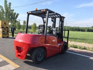 Montacargas Eléctrico CPD50, Capacidad de 5000 kg, Mástil de Tres Etapas, Neumáticos Neumáticos, Uso en Exteriores, Operación Sentado, Batería de Plomo-Ácido, Nuevo - Product Image 2