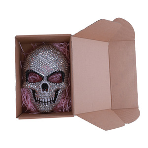 Máscara de calavera con diamantes de imitación para Halloween, con relleno rosa en caja de cartón, para decoración de fiestas - Product Image 1