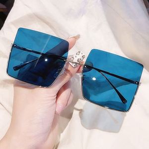 Gafas de Sol Cuadradas Extra Grandes de Media Montura para Mujer, de Aleación, con Degradado Negro y Azul, de Alta Calidad, Venta al por Mayor 2021 - Product Image 3