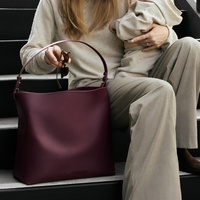 Sac à main de voyage pour bébé en cuir végétalien fabriqué sur mesure, sac à langer pour bébé pour les parents, sac à langer de luxe pour maman