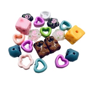 Perles acryliques de styles variés, creuses, <span class=keywords><strong>en</strong></span> forme de cœur, de fleur, d'ours et <span class=keywords><strong>en</strong></span> forme de cube, pour <span class=keywords><strong>la</strong></span> fabrication de bracelets, de porte-clés et de bijoux DIY - Product Image 5