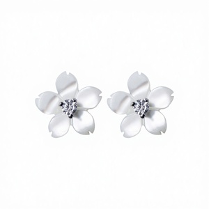Boucles d'oreilles tendance CZCITY en zircon plaqué or, motif coquillage et fleur, pour femme, idéales pour fiançailles, mariage et soirées - Product Image 2