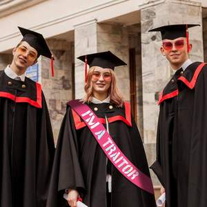 Écharpe « Je suis un traître » avec feuille irisée rose vif, pour les adieux, les déménagements, les changements de travail, les relocalisations, pour femmes ou hommes - Product Image 5