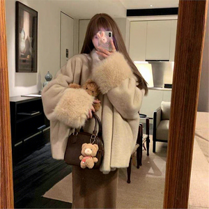 <span class=keywords><strong>Cappotto</strong></span> Vintage da <span class=keywords><strong>Donna</strong></span> in Maglia Larga a Tinta Unita di Media Lunghezza, Realizzato in Ecopelliccia di Volpe o <span class=keywords><strong>Camoscio</strong></span>, per Autunno e Inverno - Product Image 5