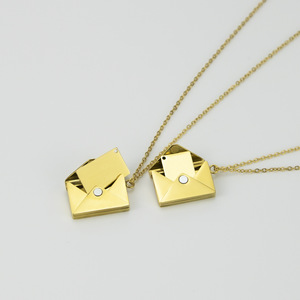 Collar con Colgante de Sobre en Acero Inoxidable con Baño de Oro PVD de 18K |   Colgante con Forma de Carta de Amor para Mujer |   Joyería Grabada con Te Amo para Enamorados - Product Image 4