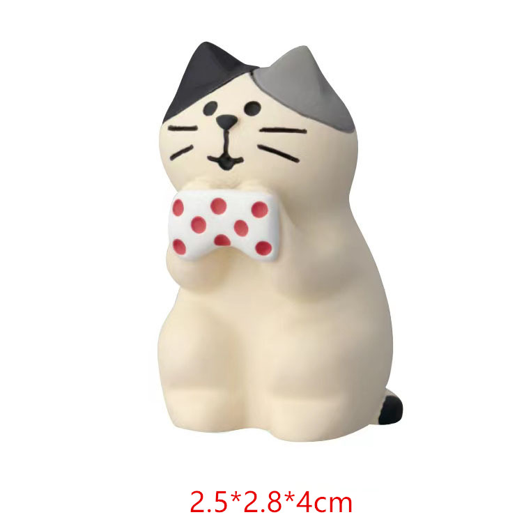 Chat à récurer la serviette à pois rouges