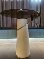 Table d'appoint raffinée Foshan pour la maison, table basse en cuir pour villa, table ronde en verre pour hôtel et café